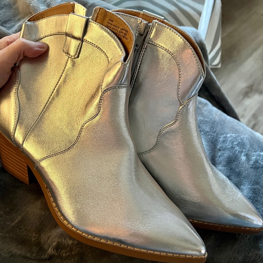 Dream Cloud Faux Leather Pointed Toe BootieMetallic Silver size 11W
